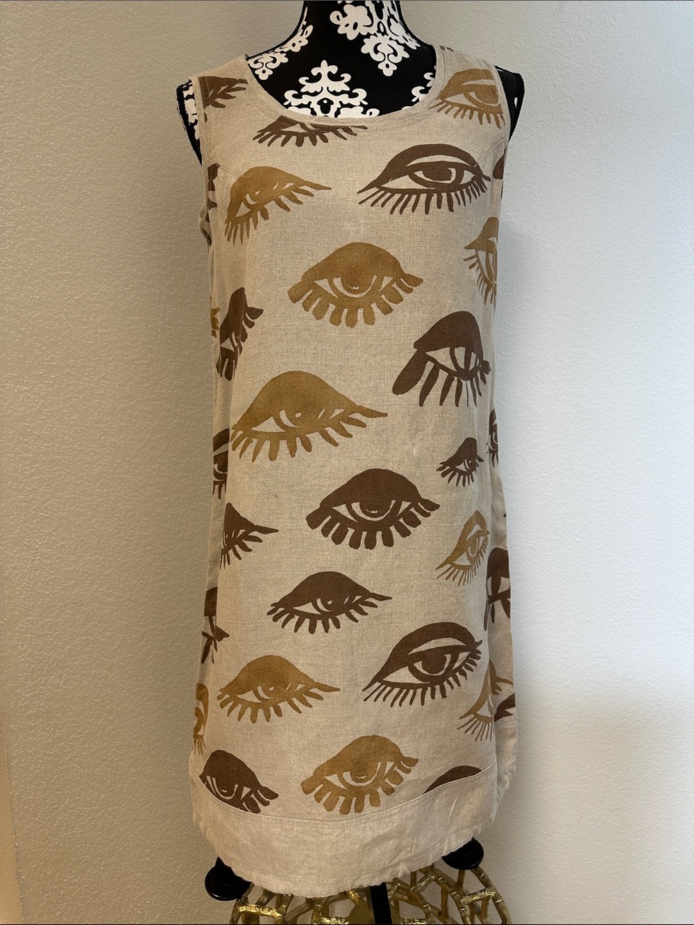 AB Nahilk Sleeveless Eye Print Shift Dress in Beige and Brown women’s size M